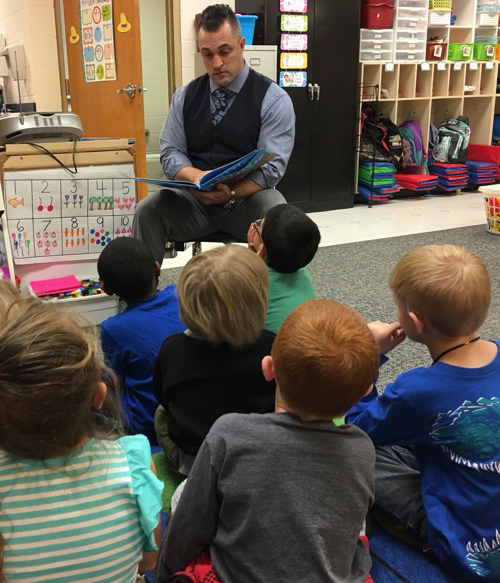 DeeDeeHoward22's tweet photo. Thanks to Justin for reading to us today AND leaving us a copy of the book to enjoy!
#LittleTeammates https://t.co/aFG66CrXXS