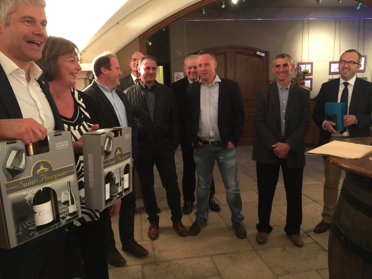 SAINTPOURCAIN's tweet photo. Visite de @laurentwauquiez à la Cave de l'Union des Vignerons de @SAINTPOURCAIN https://t.co/xpEBhBp8gs