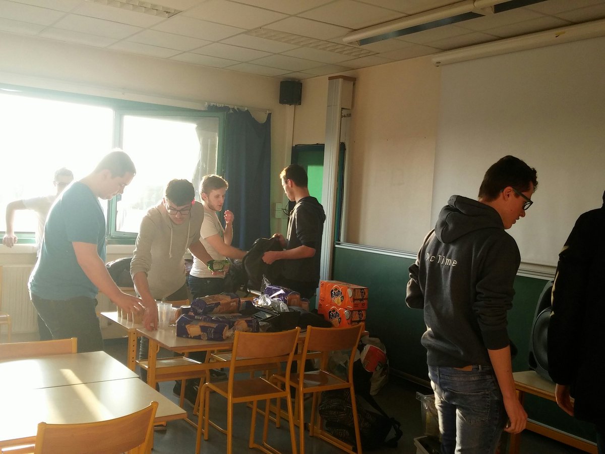 IG2i_ecLille's tweet photo. Ig2Lots c'est à 18h  !  L'équipe prépare la soirée  ! https://t.co/1QrWrqBt1d