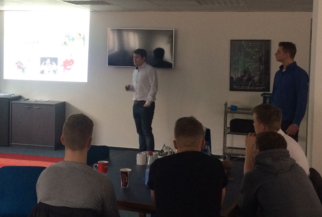 HSVYoungTalents's tweet photo. Da lauschen unsere Jungs dem Referenten der Hochschule Wismar zum Thema duale Karriere! #nurderHSV #fernstudium #standbein #spielbein https://t.co/yv1kwl1WZ9