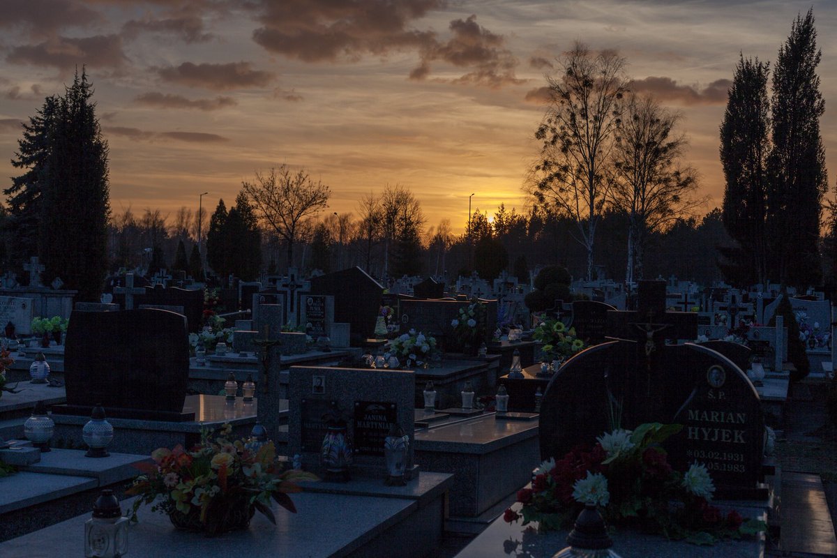 jcdfotograf's tweet photo. #ComparteTuAtardecer Ultimos rayos de sol desde el Cementerio de Mielec. #Polska #Poland sorprendido de la belleza de este lugar.... https://t.co/LHLsaSaK3b