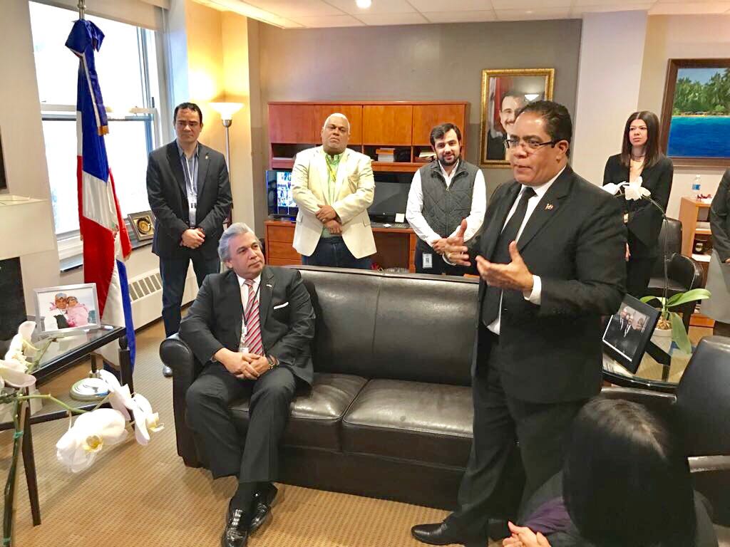 Orchis15212's tweet photo. #ProgramaLideresVisitantes y #LideresRDenUSA ahora en el Consulado Dominicano en NUEVA YORK junto al Cónsul General CARLOS CASTILLO. https://t.co/n5BUzRSbeW