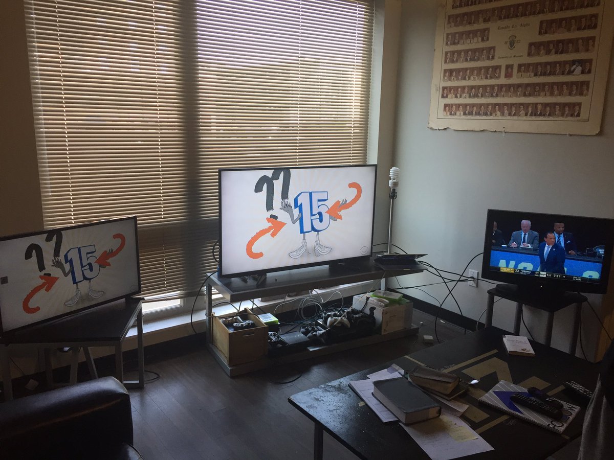 DeanTrail17's tweet image. Only way to do march madness #3TVs #marchmadness