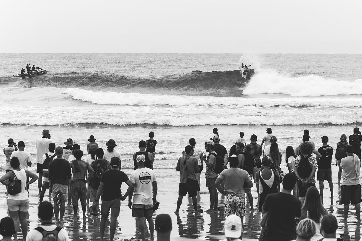Surfer's tweet image. Three Under Three: A perfect 10, the Wright clan is ripping, and did Gabriel Medina really strain his MCL? #QuikPro srfer.co/BSjXej