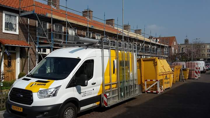 Onder het genot van een zonnetje zijn we gestart met het vervangen van de beglazing en het schilderwerk aan 25 woningen te Middelburg.