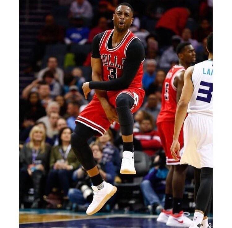 Totororors's tweet photo. Wish u have a healthy and happy career,love u,next season come on.@DwyaneWade ＃dwyanewade https://t.co/hvX9pqhZXm