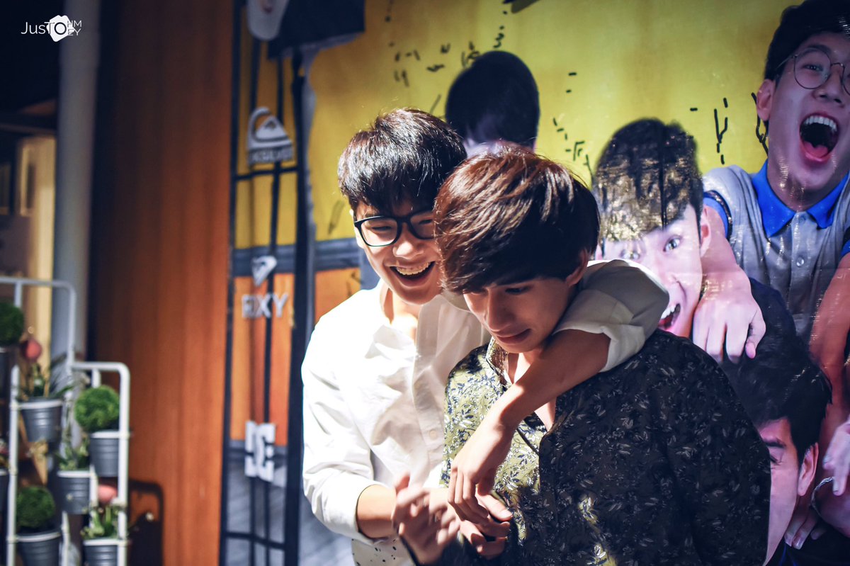 JustOhmToey's tweet photo. พี่เต้ยต้องอยู่กับโอม โอมไม่แยก 💙
@ImerbSittiwat @ohmpawatt #toeysittiwat #H2Ohm17 https://t.co/3lglr6YzqZ