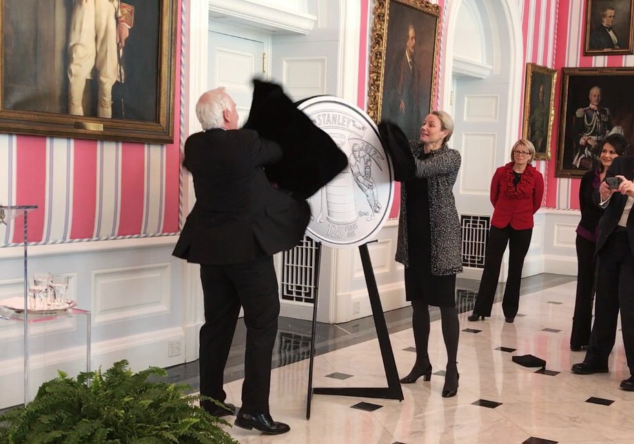 .<a href="/GGDavidJohnston/">Rt. Hon | Très hon. David Johnston</a> and <a href="/SandraHanington/">Sandra Hanington</a> <a href="/CanadianMint/">Royal Canadian Mint</a> unveiled a beautiful #StanleyCup125 coin.