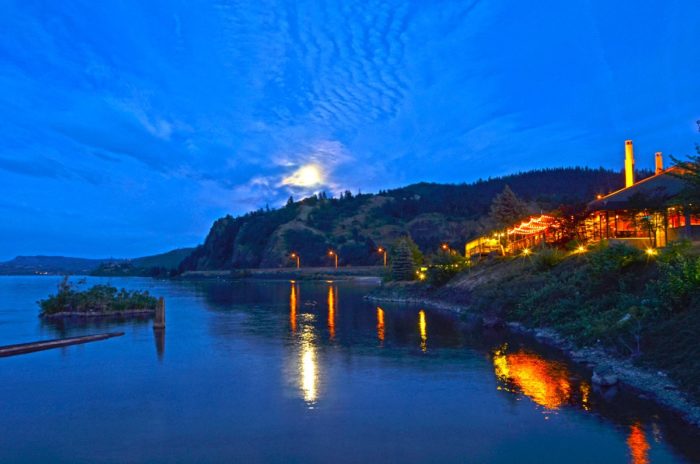 IntercapLend's tweet image. You'll Never Want To Leave This Oregon Restaurant Right On The River - bit.ly/2lIy9Z5
