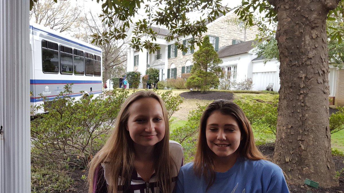 PetersonSusan98's tweet photo. Graceland mansion #zmhschoirtrip https://t.co/wP7cDQWkGX
