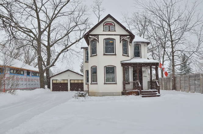 Walk to downtown Collingwood! realestate4seasons.com/listing/40-oak… #Collingwoodrealestate #DebSaundersChatwin