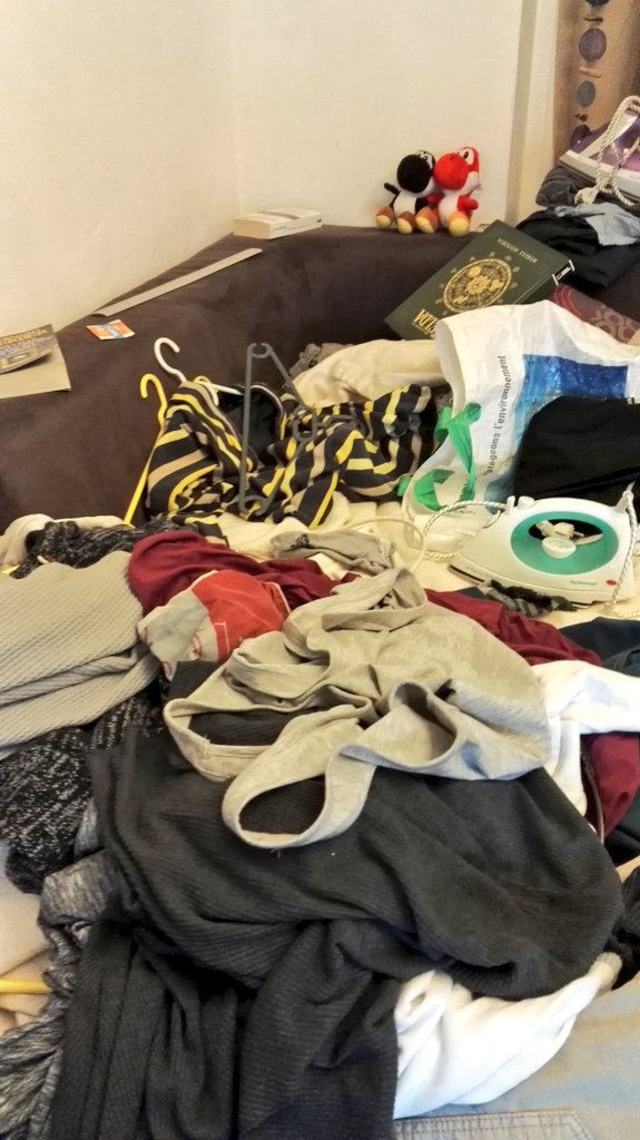 MenicaFolden's tweet photo. A last mess on the couch where I slept almost one year #PackingMyStuff https://t.co/uO3aydtB0V