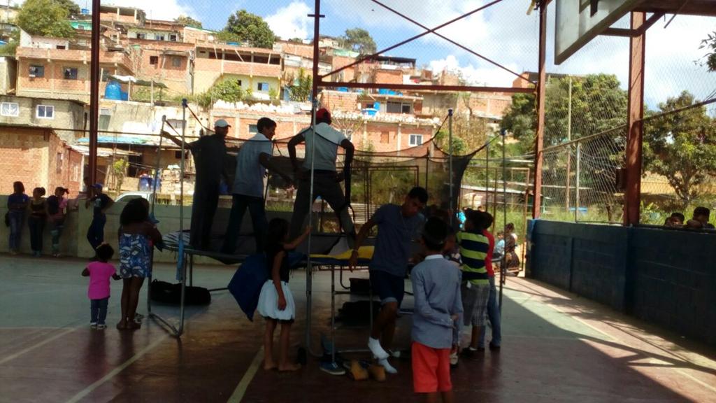 FunesVen's tweet photo. Fortaleciendo los lazos entre la Fundación y las comunidades atendiendo a los niños, niñas y adolescentes https://t.co/yb7pOuHtZi