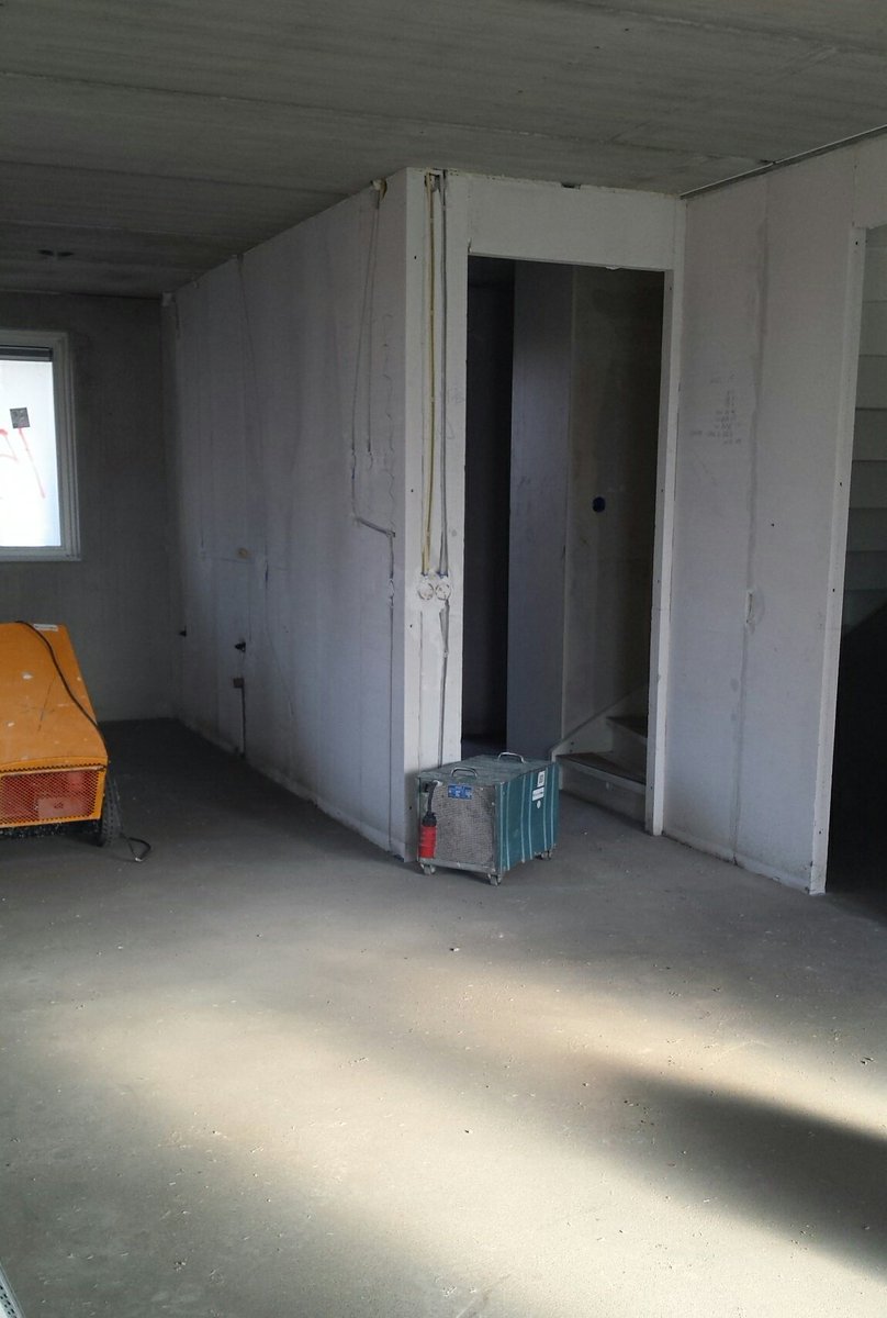 Bergstein_Tuk's tweet photo. De binnenwanden zijn aangebracht en de elektrotechnische installaties zijn hierin opgenomen. Laat de stucadoor maar komen. https://t.co/1Ek4vcAEiy