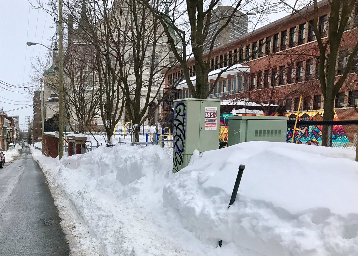 mailhia's tweet photo. Choix de déneigement discutable : les enfants ont dû se frayer un chemin pour l'école alors qu'une rue peu passante est dégagée @villequebec https://t.co/OoL77wAO4P