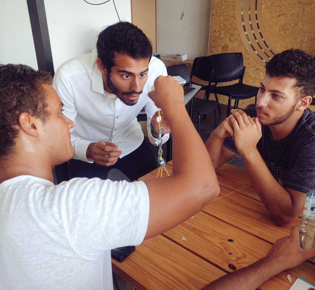 When u are doing the #MarshmallowChallenge and placing the marshmallow to the top! Ta-Da or Oh-Oh? <a href="/tomwujec/">tomwujec</a> #teamacademyperu #teambuilding