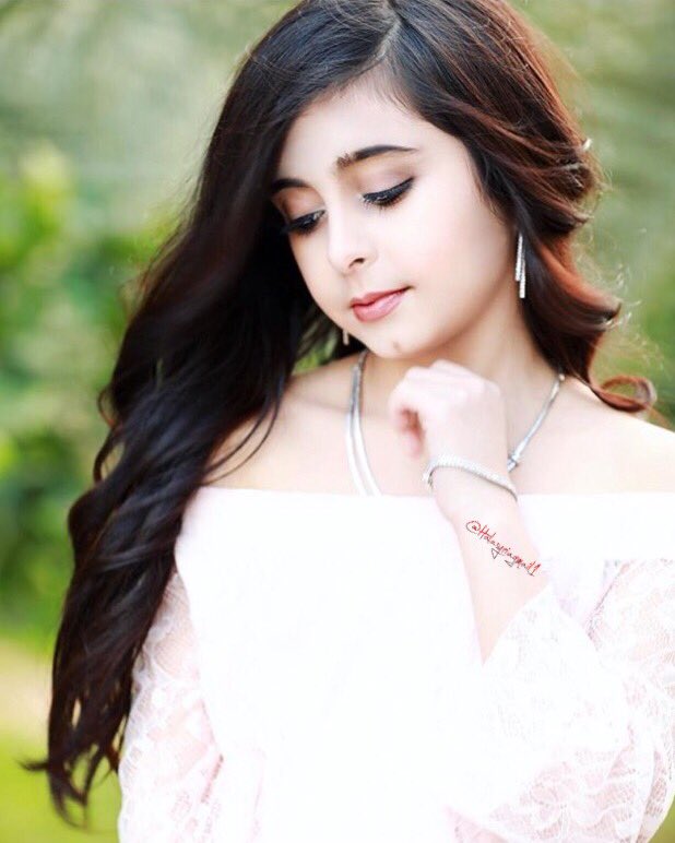 Halasyriagmail1's tweet photo. . ◝🌸◟
ارْحَلْ وخُذْ حتى بَراءةَ خافِقِي
أنا لا أُريدُ براءةً تُؤذيني

لولا بَراءةُ خافِقِي يا خانِقِي
لعَرَفْتُ سُمَّكَ قبلَ أن تَسقيني

--- https://t.co/MyMiosEE8J
