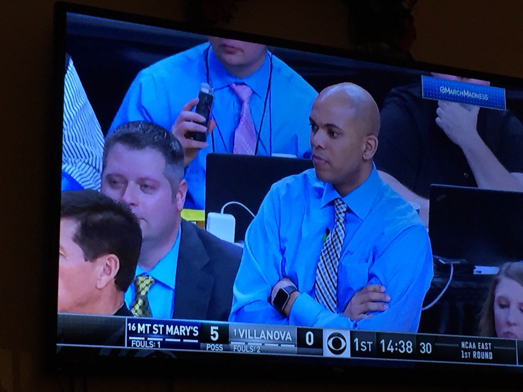 DavidRomanofski's tweet photo. @thezhayes @emilio_te that reporter is talking into his electric Zamora #thatshigh #marchmadness https://t.co/3TbBFCpfKs