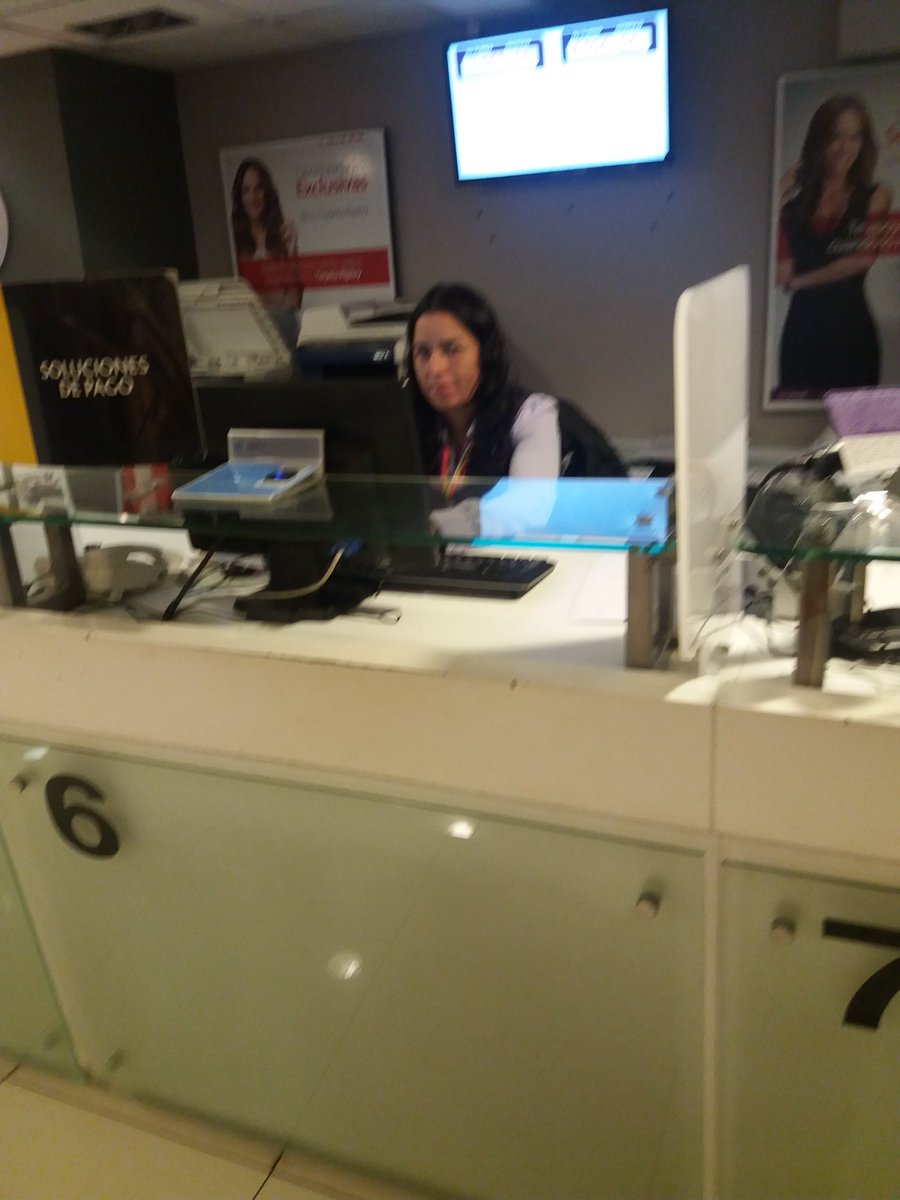 Una falta de respeto hacia el publico. Se dedican a ver sus celulares y no hacer su trabajo que es atender publico por mas de media hora.