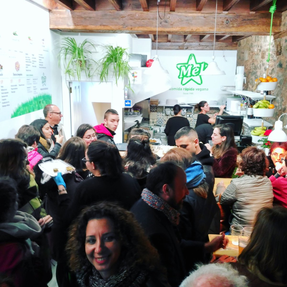 De #Inauguracion en el nuevo #burgermel #lalaguna 🎆 #santacruzdetenerife ¡Y van 4! 🙏💚👊 #vegieempire  #tenerife #100%veganfastfood #atope 🏝🗻🌝