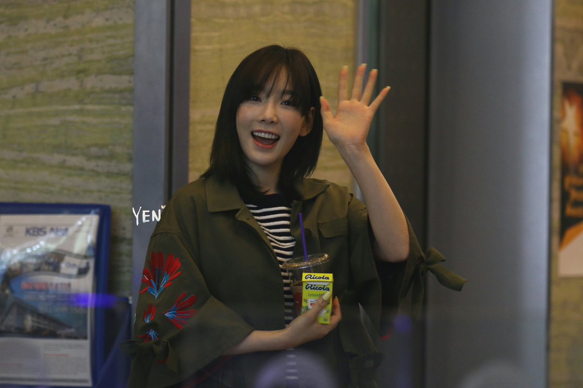 [PIC][14-03-2017]TaeYeon trở thành khách mời trên "KBS CoolFM Park Jiyoon's Gayo Plaza Radio" + Ghi hình cho chương trình "KBS Yoo Hee Yeol Sketchbook" vào hôm nay - Page 3 C7E9tgBVAAA1Af2