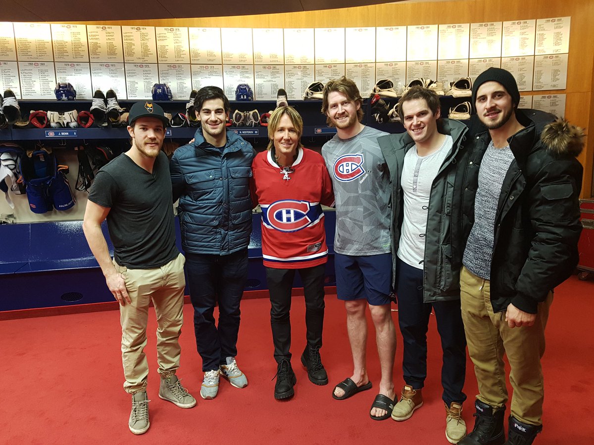 CanadiensMTL's tweet photo. .@KeithUrban rencontre quelques-uns des joueurs lors de sa visite à Brossard. / Keith Urban meets some Habs during his visit to Brossard. https://t.co/LJlxrfX4bP