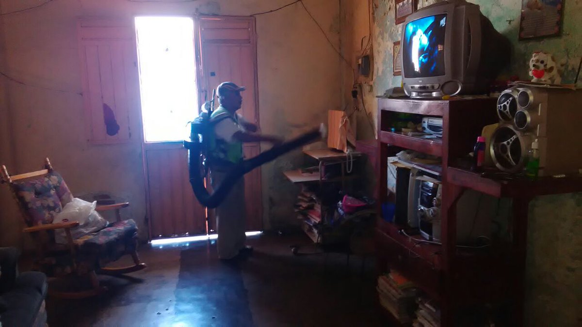 SSaludChiapas's tweet photo. #PorNosotrosyPorLosQueVienen @SSaludChiapas #RociadoIntradomiciliario para prevenir #ETVs en #Huixtla #Chiapas. https://t.co/m4BjUXPJQr