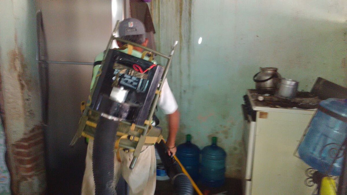 SSaludChiapas's tweet photo. #PorNosotrosyPorLosQueVienen @SSaludChiapas #RociadoIntradomiciliario para prevenir #ETVs en #Huixtla #Chiapas. https://t.co/m4BjUXPJQr