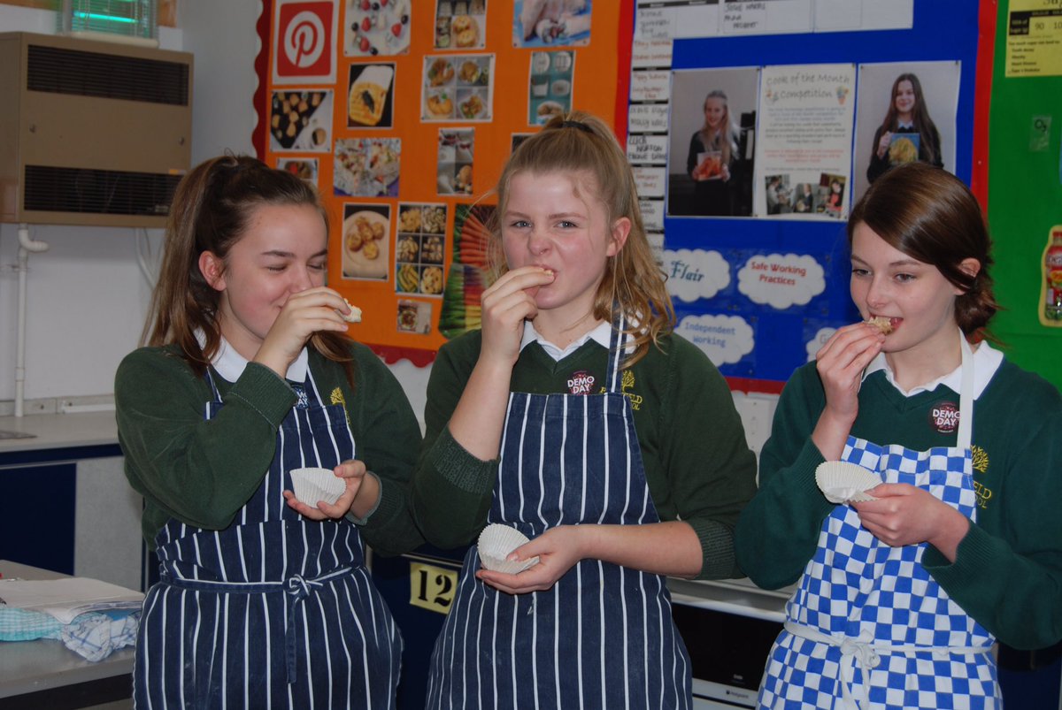 FairfieldHSP's tweet image. Here are our intrepid Year 9 doing the ‘Kitchen Chemistry’ experiment #DemoDay17 @ScienceWeekUK #food