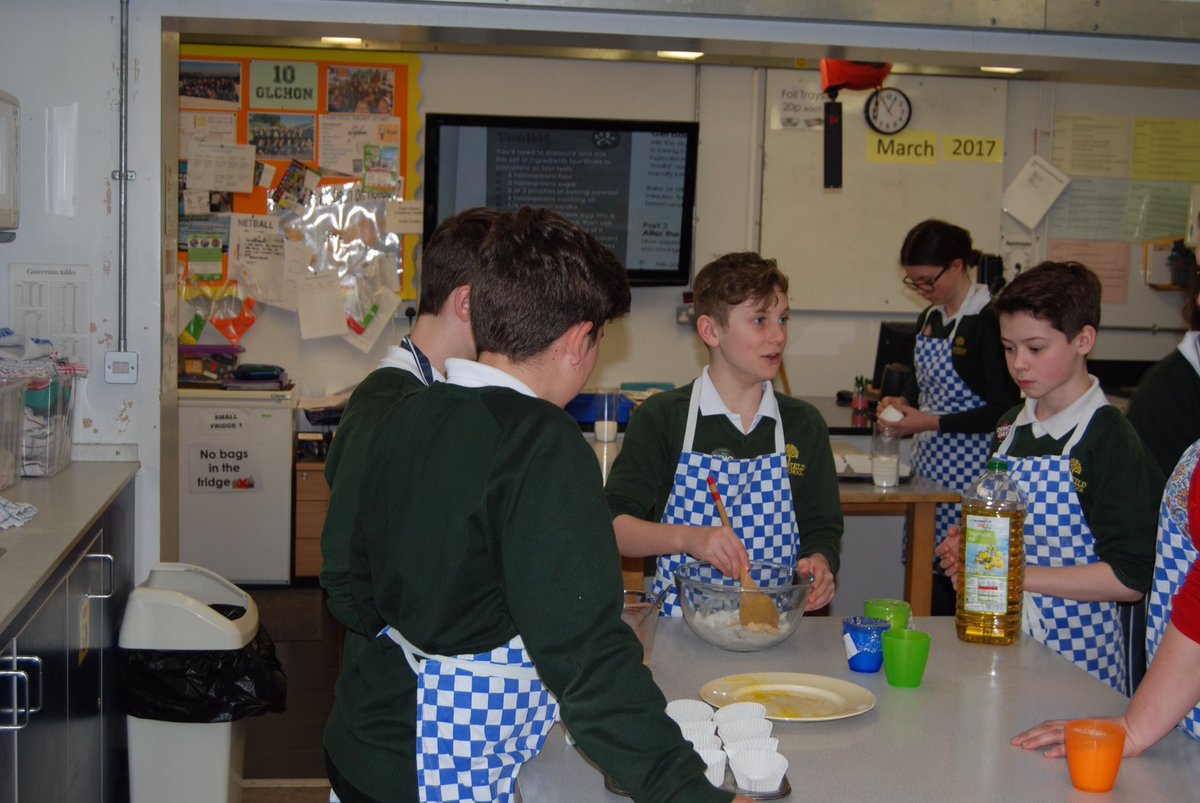 FairfieldHSP's tweet image. Here are our intrepid Year 9 doing the ‘Kitchen Chemistry’ experiment #DemoDay17 @ScienceWeekUK #food