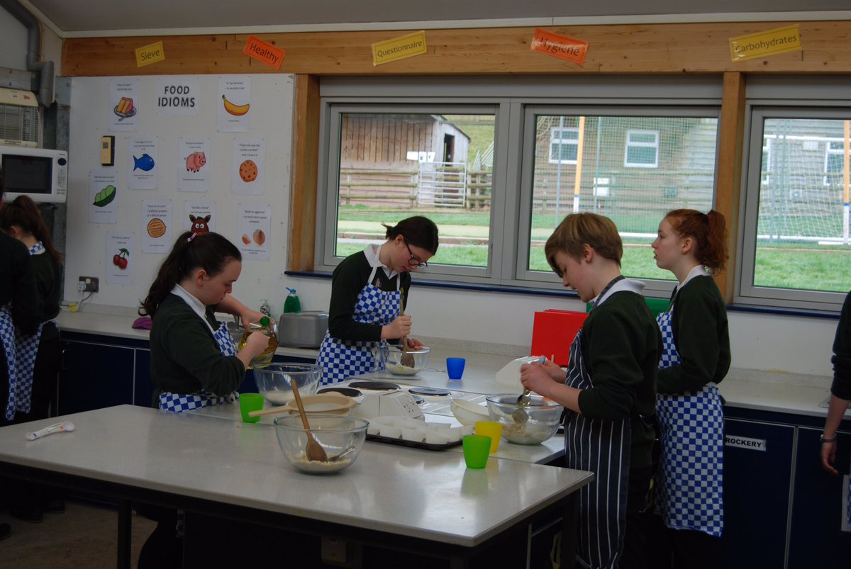 FairfieldHSP's tweet image. Here are our intrepid Year 9 doing the ‘Kitchen Chemistry’ experiment #DemoDay17 @ScienceWeekUK #food