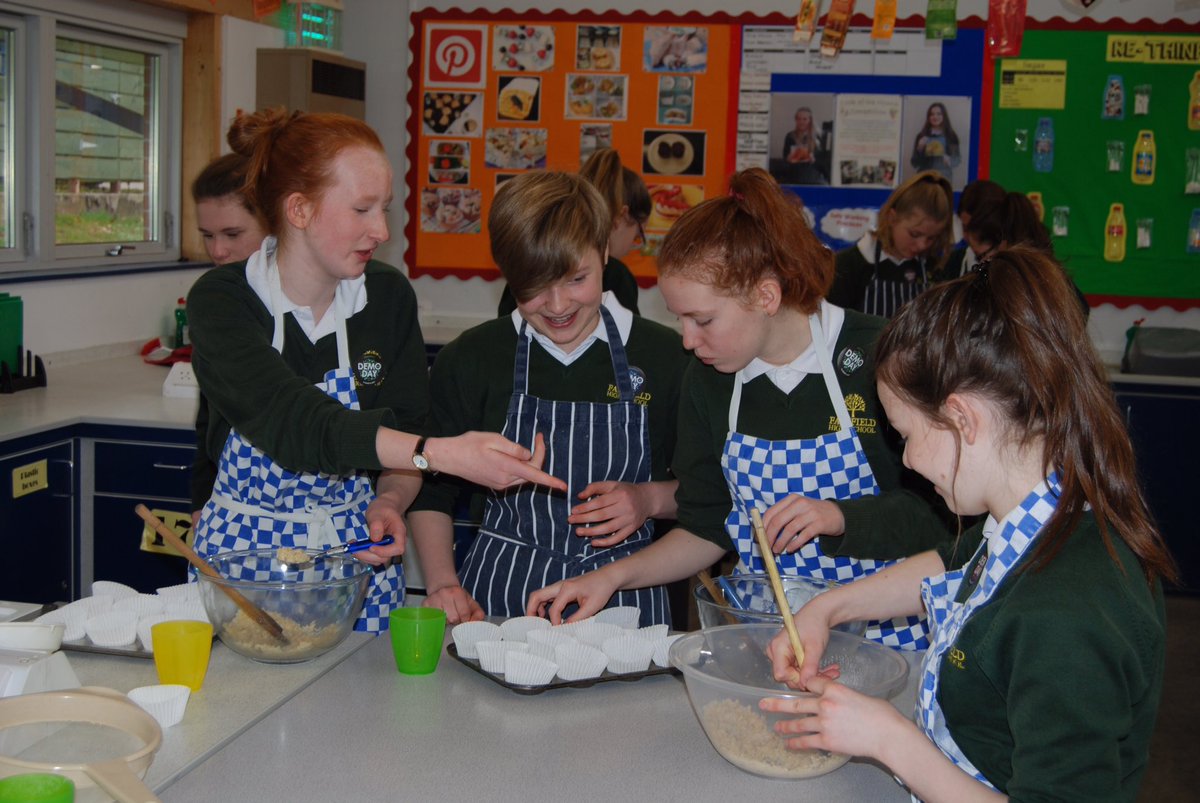 FairfieldHSP's tweet image. Here are our intrepid Year 9 doing the ‘Kitchen Chemistry’ experiment #DemoDay17 @ScienceWeekUK #food