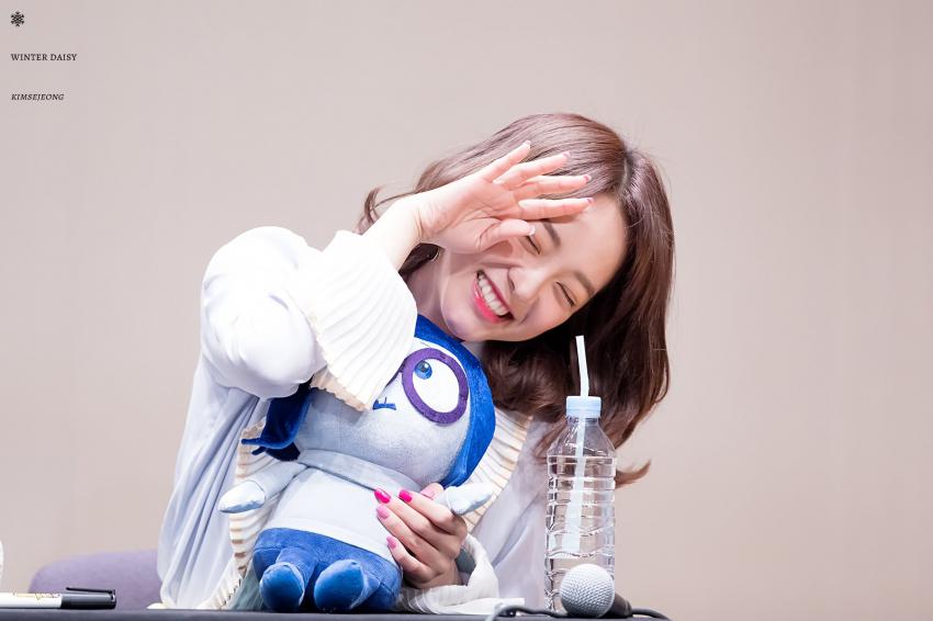 _sejeongdays's tweet photo. [FANTAKEN] 170305 - Ilsan Fansign #Sejeong #김세정 #구구단 #gugudan #gu9udan 
(cr. WinterDaisY) https://t.co/G6pNt3z2B6