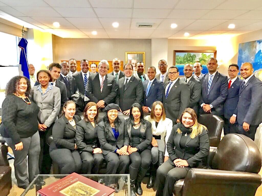tcabralp's tweet photo. #ProgramaLideresVisitantes y #LideresRDenUSA ahora en el Consulado Dominicano en NUEVA YORK junto al Cónsul General CARLOS CASTILLO. https://t.co/dc15YLeJF3