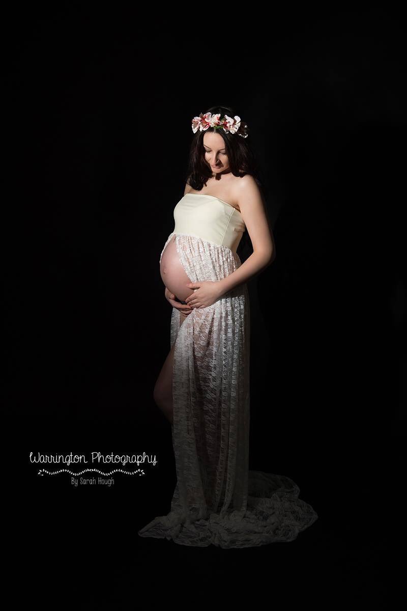 Alexandra looking gorgeous at her recent #maternity #photoshoot.  I can't wait to meet the new arrival soon ❤️#bumpshoot #pregnancy
