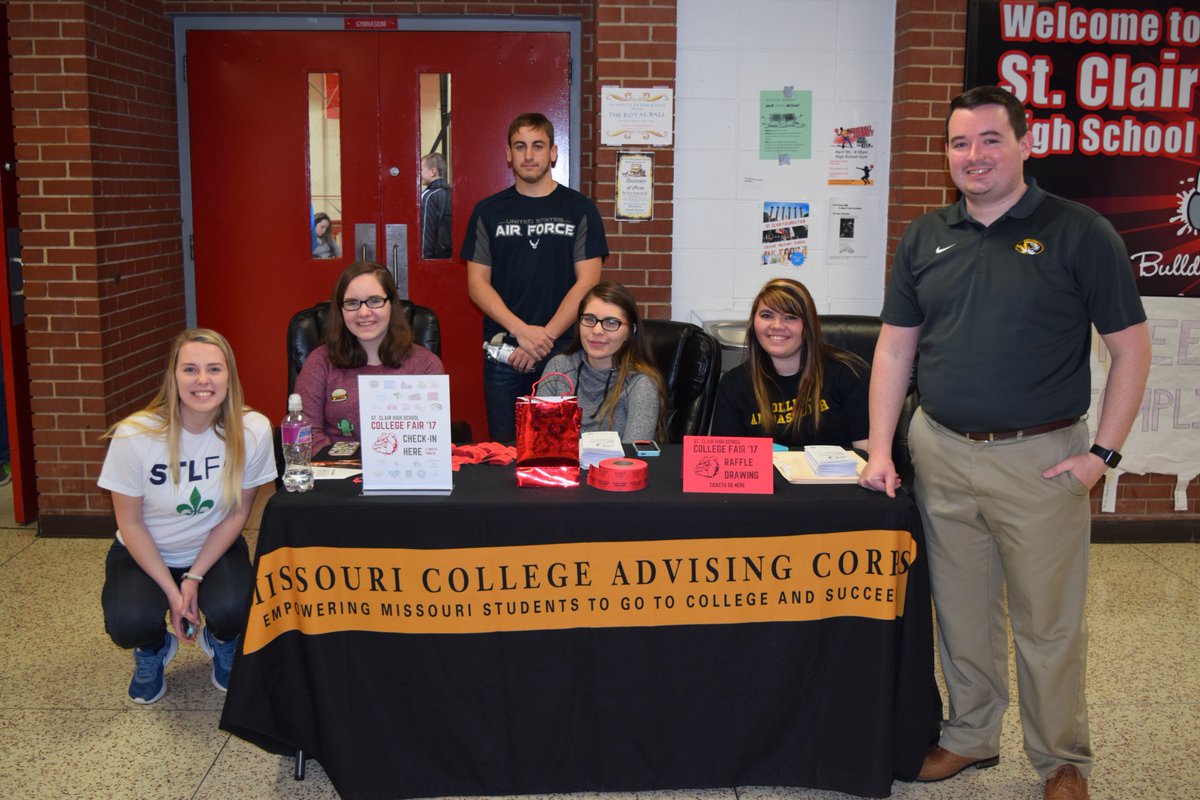 schsstories's tweet photo. @STCDogsAdviser hosts a Futures Fair for all students at #sctr13 with help from the college ambassadors. #schsmo https://t.co/B9ssNdzFAG