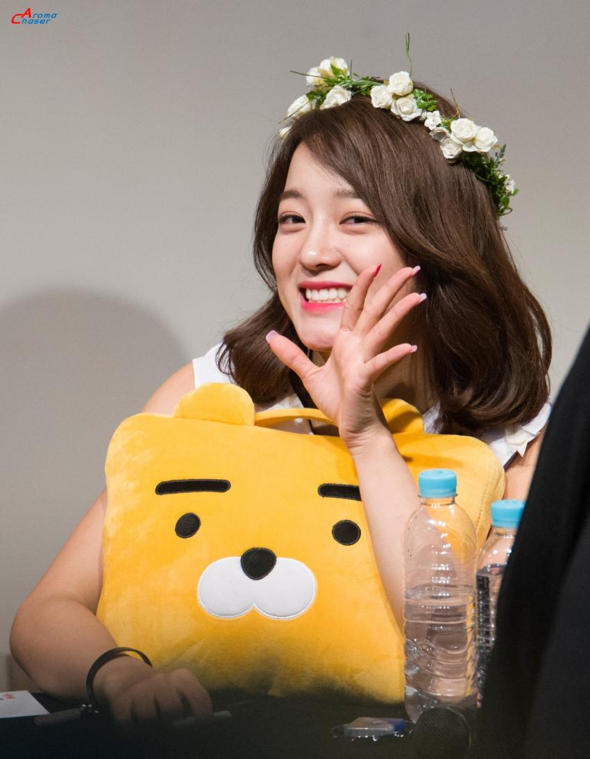 _sejeongdays's tweet photo. [FANTAKEN] 170310 - 대학로 Fansign #Sejeong #김세정 #구구단 #gugudan #gu9udan 
(cr. 향수) https://t.co/S1DqIW0Yrt