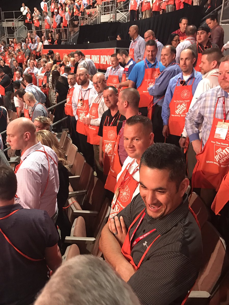D30 standing ready to help break the Guinness World record for most pairs tying aprons in under 30 seconds 
<a href="/TerrieOrtega30/">Terrie Ortega</a> @TimGudasD30