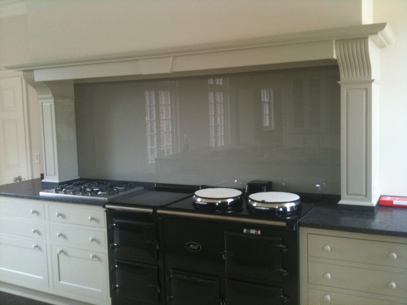 Hi <a href="/wyreforesthour/">#wyreforesthour</a> hope you are all nice and busy! Glass splashbacks are the new er no splashbacks! #wyreforesthour