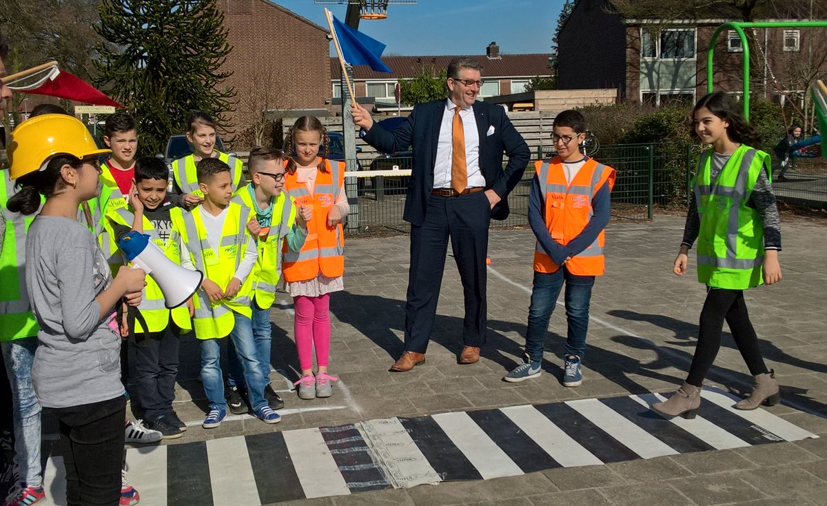 seystnu's tweet photo. Onze eigen wethouder @RoyLuca2 helpt enthousiast mee ! Veilig verkeer begint op jonge leeftijd. https://t.co/hZsgHqjzjU
