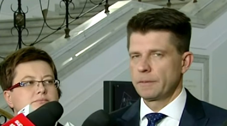 frondapl's tweet photo. Mazurek: Petru zasługuje na tytuł naczelnego klauna RP https://t.co/87i07jGZ21 https://t.co/gkqLA5L4n8