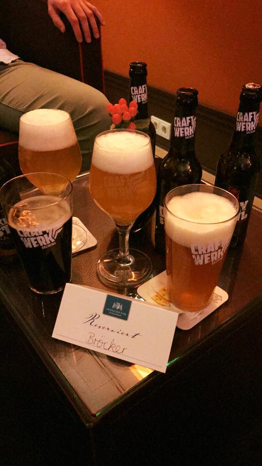 ivbbroecker's tweet photo. #Buddysnightout — genialer Themenabend in der #OscarsBar: Dreierlei Miniburger &amp; Craft Beer at @graeflicherpark https://t.co/MFey9TXk2z
