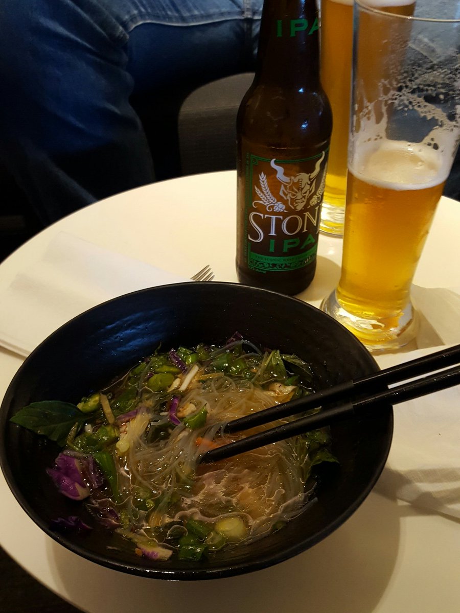 En månsterskål med pho &amp; lite IPA att skölja ner med i Star Alliance Lounge på LAX.