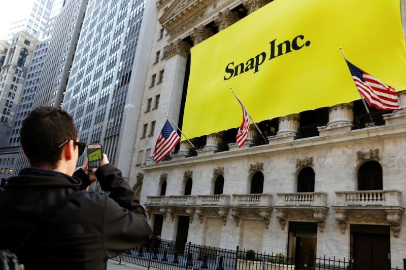 Reuters's tweet image. Snap shares drop 4 percent, fall below $20 for the first time reut.rs/2mzbZVz