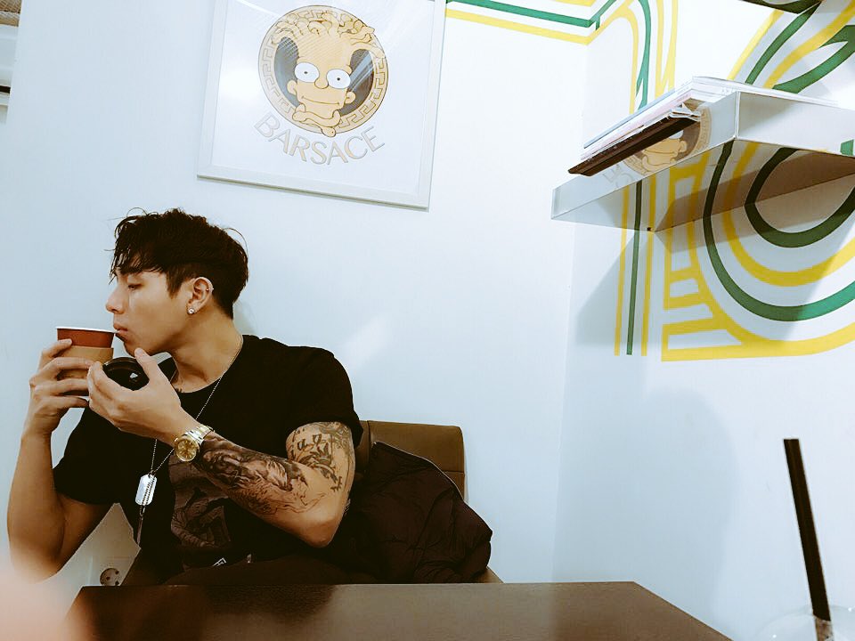 DPRIAN_'s tweet photo. I swear to you something moved inside my coffee ... 뭐가 움직였어 .:; https://t.co/ugLS3eUtJR