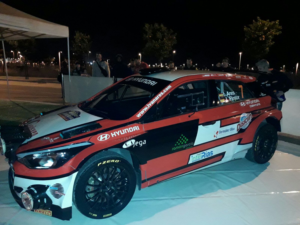 RevistaScratch's tweet photo. Ha caído la noche ya en las asistencias de Córdoba. En imagen otros dos protagonistas: @sergiovallejof y @aresracing03. #CERA https://t.co/BDIWDtfhbJ