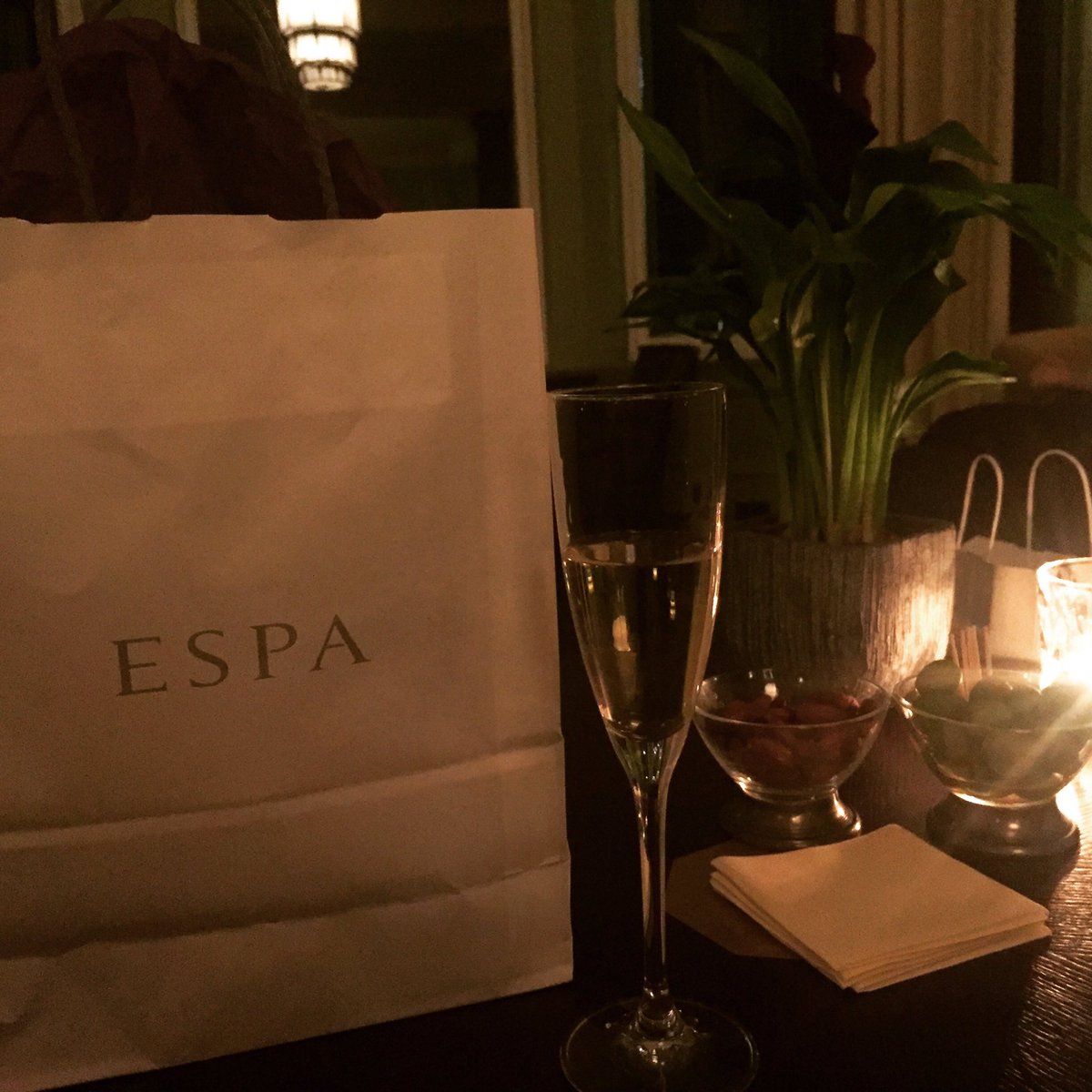 KApparelEquest's tweet photo. @Gleneagleshotel #espa #champagne #coolbar https://t.co/AB7b3rI17F