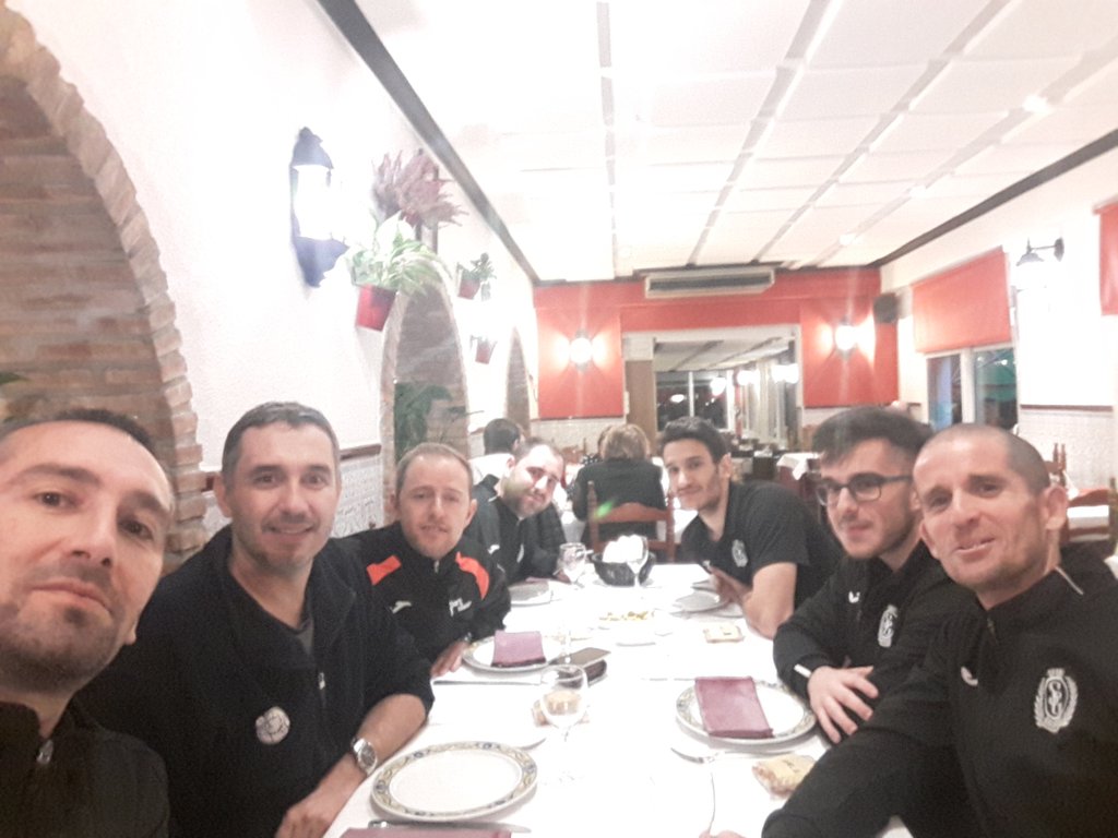 jotacuspi's tweet photo. Pese a la contraprogramación malintencionada por parte de algunos ;) Los entrenadores han sobrevivido a mi Clinic @sportgalapagar. Disfrute https://t.co/R0zRcq7EyA