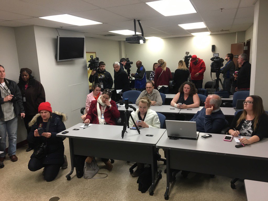 brettblumekmox's tweet photo. Media room packed for MadCo Sheriff's adept. newser on Glen Carbon home fire. https://t.co/a4Dr8gN6sk