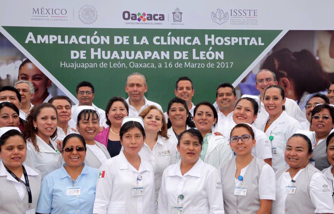 alejandromurat's tweet photo. Junto al Lic. @ReyesBaeza Dir. del @ISSSTE_MX, inauguramos la Ampliación de la Clínica Hospital de Huajuapan. #JuntosConstruimosElCambio. https://t.co/kbr710cFBv